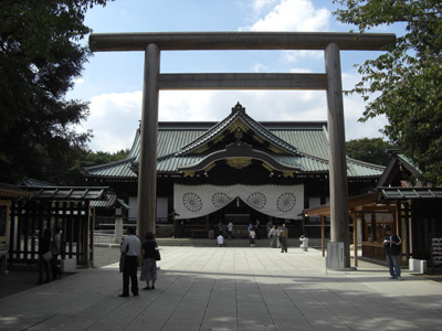 靖国神社手前の鳥居から望む 靖国神社手前の鳥居から望む