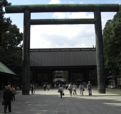 靖国神社2番目の鳥居から望む 靖国神社2番目の鳥居から望む