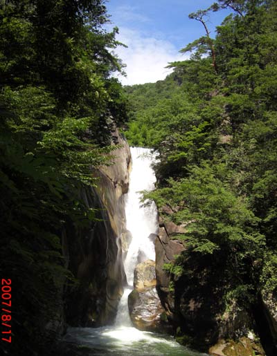 山梨県の昇仙峡 夏の仙娥滝(せんがたき)写真 山梨県の昇仙峡 夏の仙娥滝(せんがたき)写真