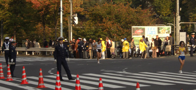 東京国際女子マラソン 市ヶ谷見附交差点のほぼ最終ランナー 東京国際女子マラソン 市ヶ谷見附交差点のほぼ最終ランナー