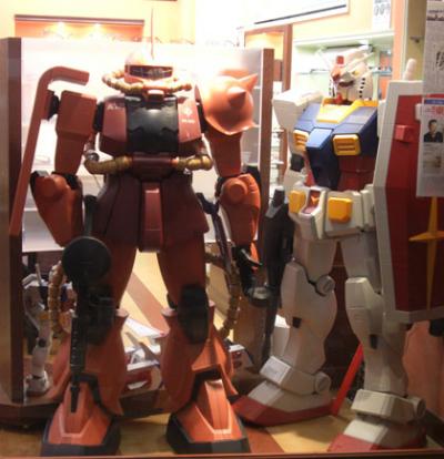 機動戦士ガンダム&赤い彗星シャーの人間等身大フィギア?展示中(東京都新宿区内) 機動戦士ガンダム&赤い彗星シャーの人間等身大フィギア?展示中(東京都新宿区内)