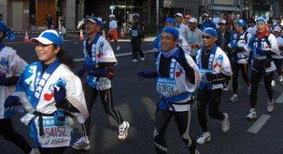 東京マラソン2008 徳島大学ご一行様 写真(東京都新宿区合羽坂下あたり) 東京マラソン2008 徳島大学ご一行様 写真(東京都新宿区合羽坂下あたり)