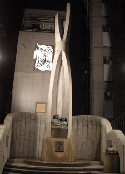 新宿丸正 大魂塔写真(東京都新宿区靖国通り沿い) 新宿丸正 大魂塔写真(東京都新宿区靖国通り沿い)