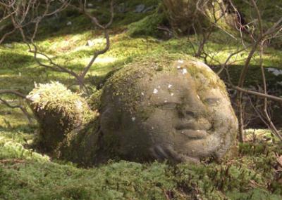 大原三千院の庭にある童子の石像 大原三千院の庭にある童子の石像
