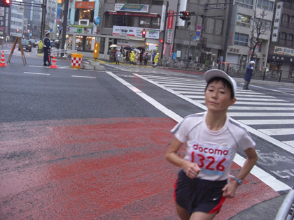第30回東京国際女子マラソン(最終回)四谷三丁目の時点の最終ランナー・(藤田敦子選手・東京陸協) 第30回東京国際女子マラソン(最終回)四谷三丁目の時点の最終ランナー・(藤田敦子選手・東京陸協)
