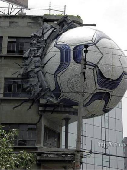 FIFAもビックリ!建物にサッカーボールが・・・ FIFAもビックリ!建物にサッカーボールが・・・