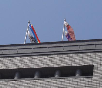 こちら東京の都内(新宿区)のビル屋上で、「こいのぼり」が泳ぐ こちら東京の都内(新宿区)のビル屋上で、「こいのぼり」が泳ぐ