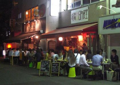 東京新宿二丁目交差点の立ち飲み屋(路上まで満員御礼) 東京新宿二丁目交差点の立ち飲み屋(路上まで満員御礼)