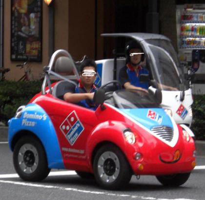 チョロQ型 ピザ配達車発見!宅配のドミノピザ チョロQ型 ピザ配達車発見!宅配のドミノピザ