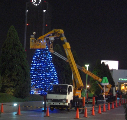 2009年クリスマス飾り開始第一号、飾り中!1本目を目撃! 2009年クリスマス飾り開始第一号、飾り中!1本目を目撃!