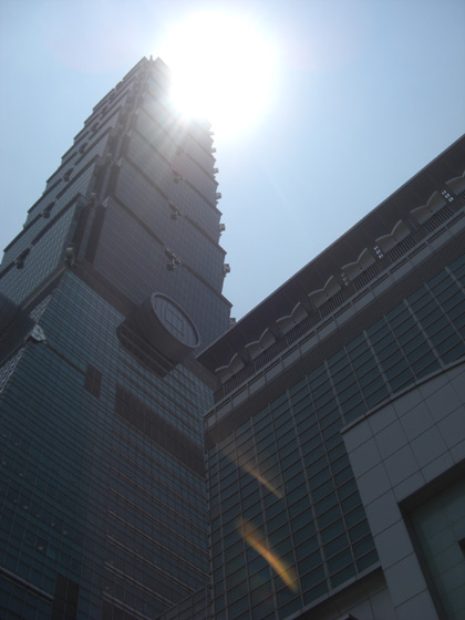 台湾の台北市 ダイアモンド(diamond)TAIPEI101(101階のビル)下からの写真 台湾の台北市 ダイアモンド(diamond)TAIPEI101(101階のビル)下からの写真