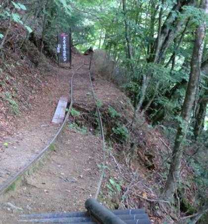 西沢渓谷の山の上の線路跡(トロッコ軌道)廃線と名残 西沢渓谷の山の上の線路跡(トロッコ軌道)廃線と名残